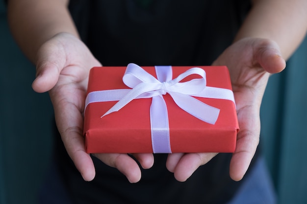 Cadeau de Noël, femme tenant le cadeau de Noël