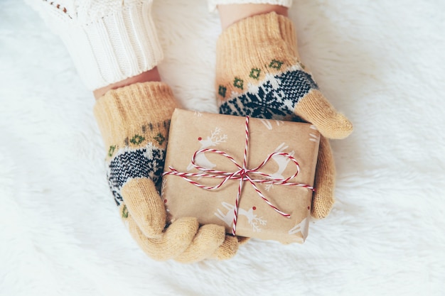 Cadeau de Noël sur les mains, vue de dessus