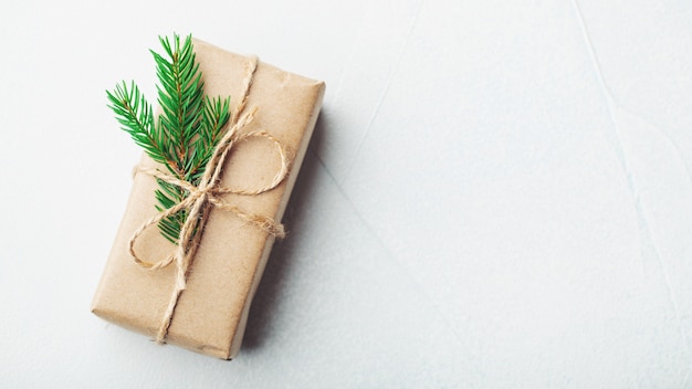 Cadeau de Noël, pommes de pin, branches de sapin.