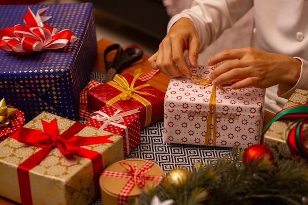 Le cadeau de Noël présente la décoration de la saison d'hiver au nouvel an 2020