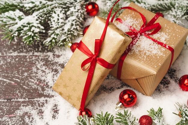 Cadeau de Noël sur une table en bois poudré de neige