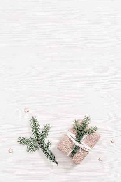 Cadeau de Noël et vacances d'hiver de branche de sapin et cadeau fait main de fond de nouvel an