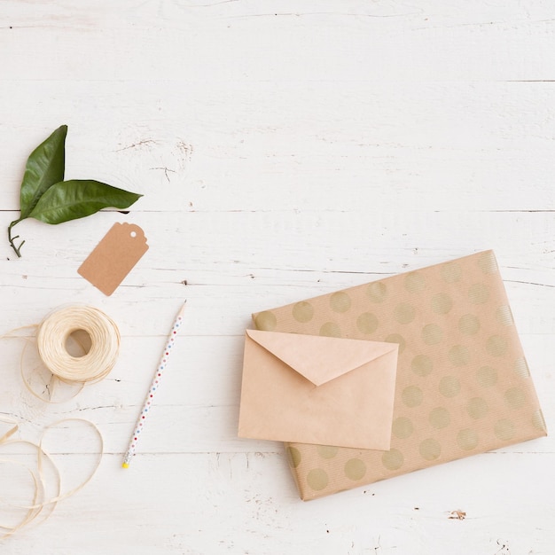 cadeau en papier avec des points pour Noël ou tout autre jour férié sur un fond en bois blanc