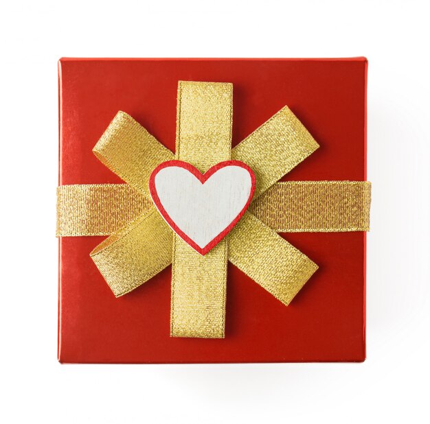 Cadeau pour la Saint-Valentin, enveloppé dans du papier d'emballage rouge avec de l'or