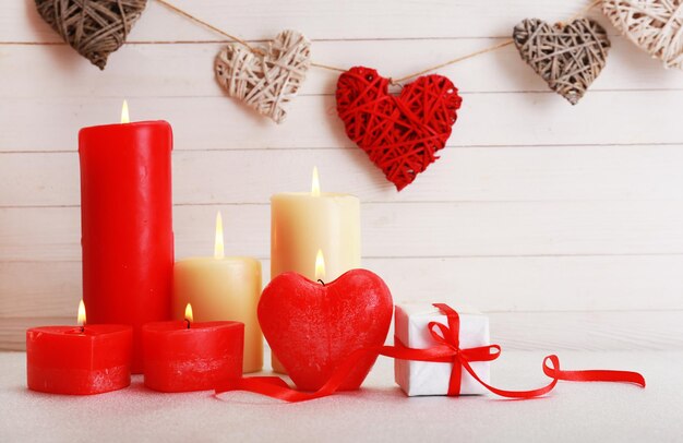 Cadeau romantique avec des bougies sur fond de bois, concept d'amour