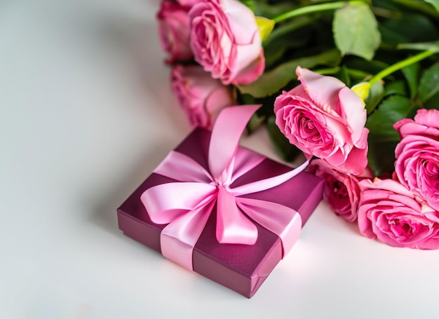 Cadeau rose avec bouquet de fleurs