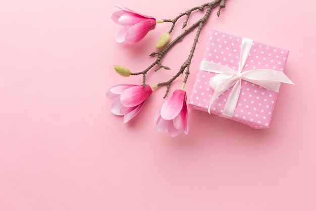 Cadeau rose avec magnolia et espace copie