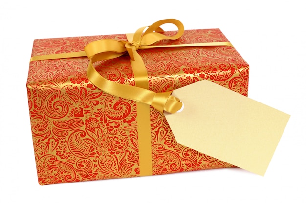 Cadeau rouge et or avec étiquette de ruban et cadeau étiquette isolé sur fond blanc
