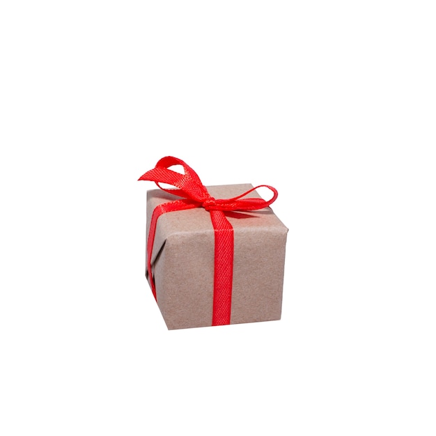 Cadeau avec un ruban isolé sur fond blanc coffret cadeau artisanal avec un arc rouge sur blanc