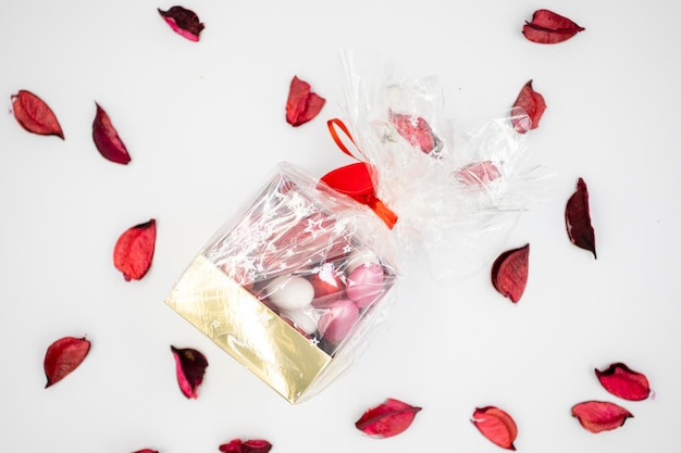 Cadeau de saint valentin rempli de chocolat sur fond blanc