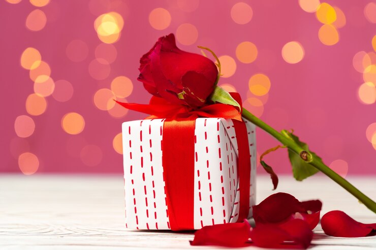 Cadeau de Saint Valentin et rose sur table en bois