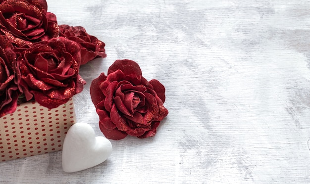 Cadeau de la Saint-Valentin avec roses décoratives et coeur blanc