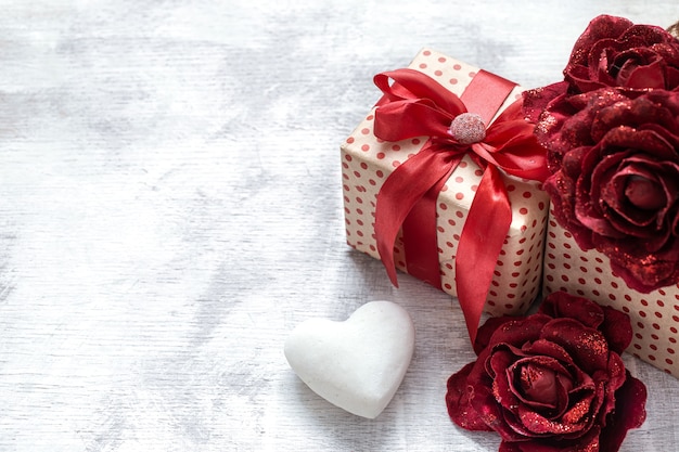 Cadeau de la Saint-Valentin avec roses décoratives et coeur blanc
