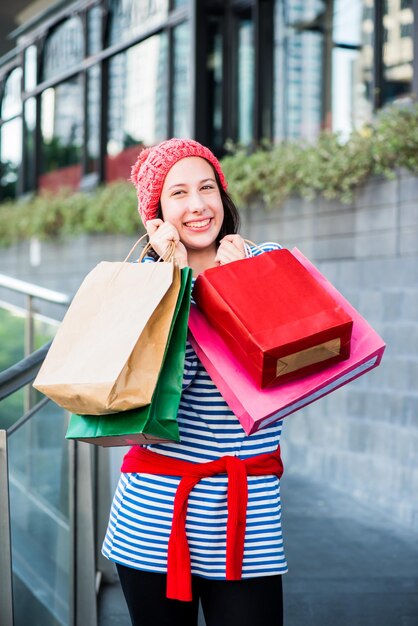 Cadeau de shopping et cadeau en vacances pour le Nouvel An et la fête d'anniversaire. Adolescentes tenant un sac à provisions.