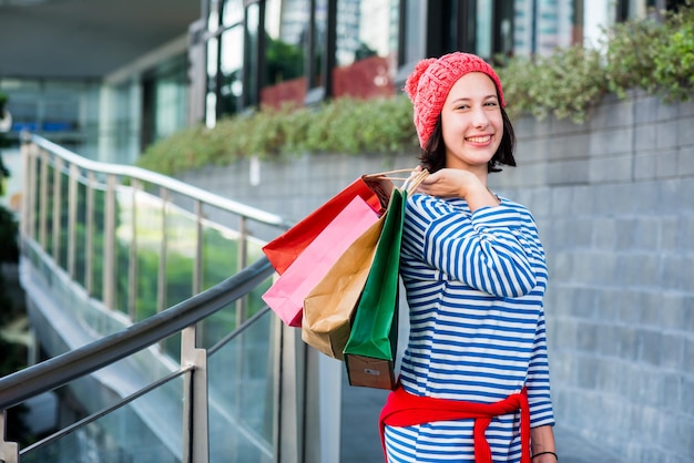 Cadeau de shopping et cadeau en vacances pour le Nouvel An et la fête d'anniversaire. Adolescentes tenant un sac à provisions.