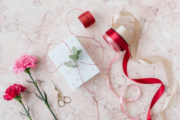 Cadeau surprise de la Saint-Valentin sur une table en marbre rose