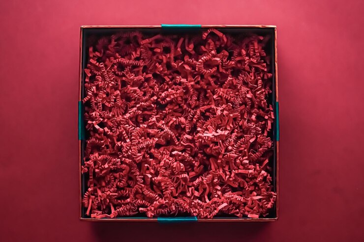 Cadeau de vacances et boîte de beauté maquette de paquet d'abonnement pour cadeau de luxe ou produit boîte-cadeau ouverte vide à plat sur fond de corail comme plat de livraison de magasinage en ligne