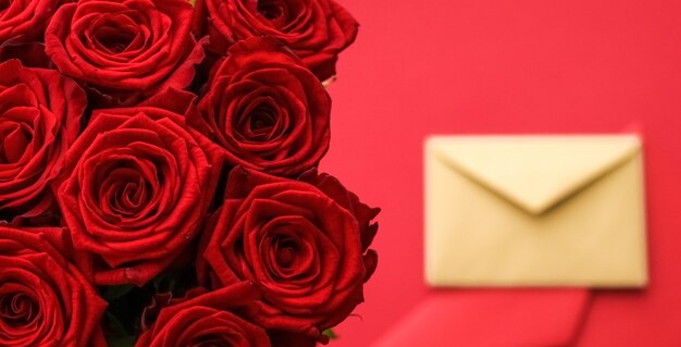 Cadeau de vacances fleurs flatlay et concept de relation heureuse lettre d'amour et service de livraison de fleurs...