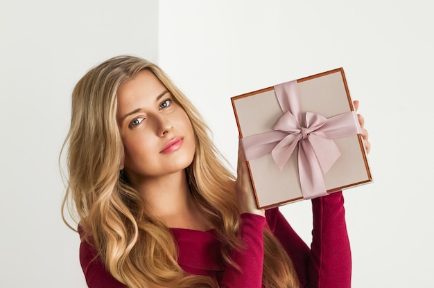 Cadeau de vacances pour anniversaire baby shower mariage ou boîte de beauté de luxe livraison d'abonnement femme heureuse tenant un cadeau rose emballé