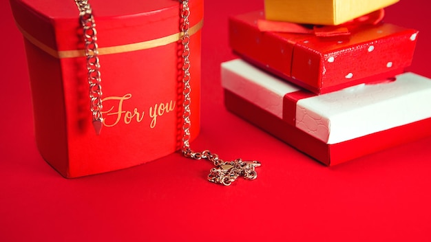 Cadeaux de bijoux sur fond rouge