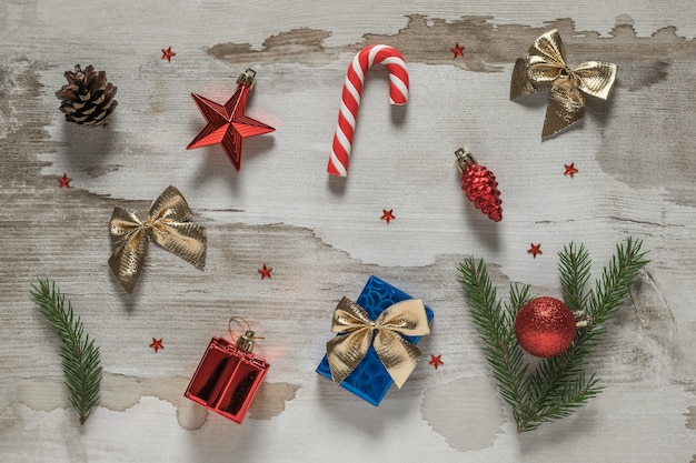 Cadeaux, bonbons et décorations de Noël sur une table en bois.