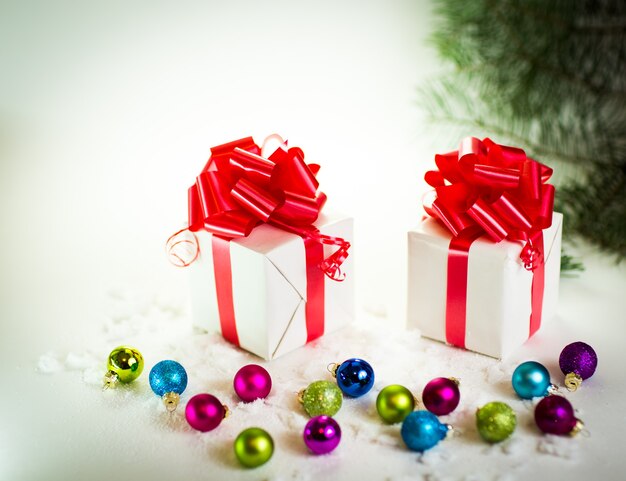 Cadeaux avec des boules de Noël