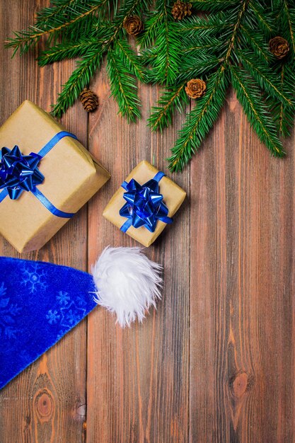 Cadeaux de branche d'arbre de Noël sur le fond en bois