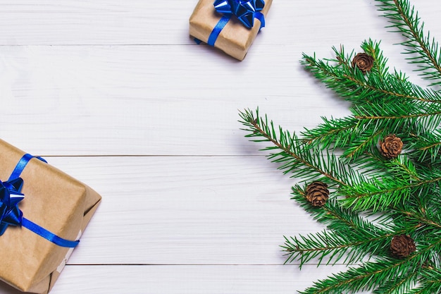 Cadeaux de branche d'arbre de Noël sur le fond en bois