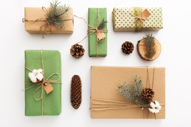 Cadeaux et branches de Noël
