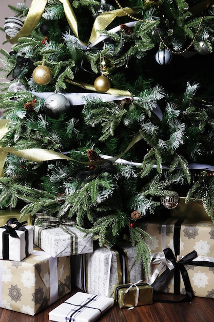 Cadeaux et cadeaux sous un bel arbre de NoëlBonne année
