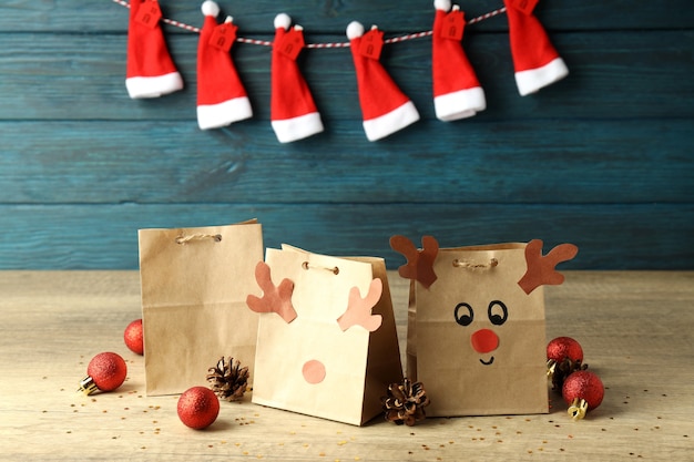 Cadeaux de calendrier de l'Avent et accessoires de Noël sur table en bois.