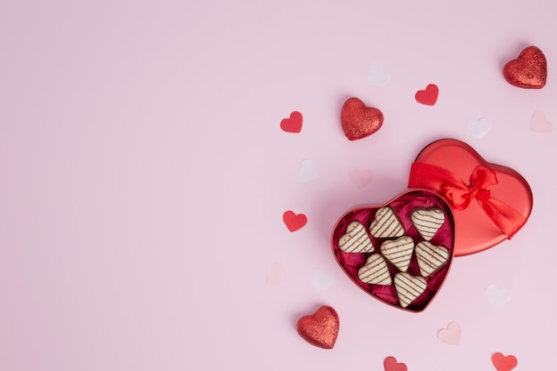 Cadeaux conceptuels pour vos proches pour la saint valentin fête des femmes fête des mères ou anniversaire boîte rouge en forme de coeur et chocolats