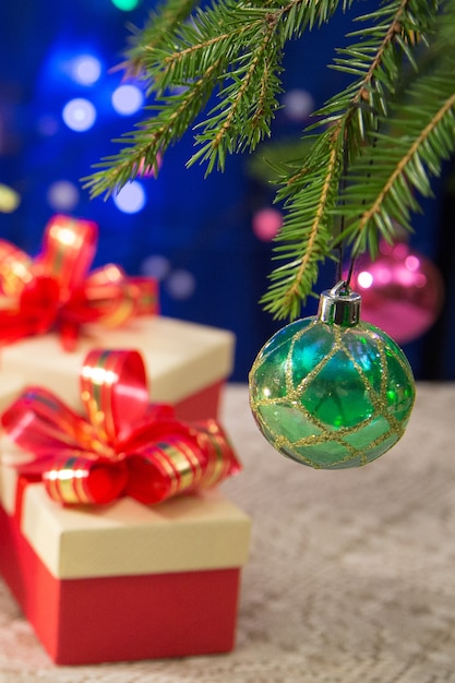 cadeaux à côté de l'arbre de Noël décoré