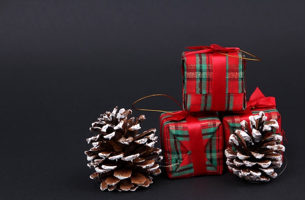 Cadeaux et décorations le jour de Noël avec un fond noir.