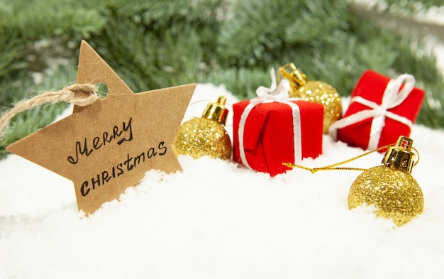 Cadeaux et décorations de Noël avec branche de sapin
