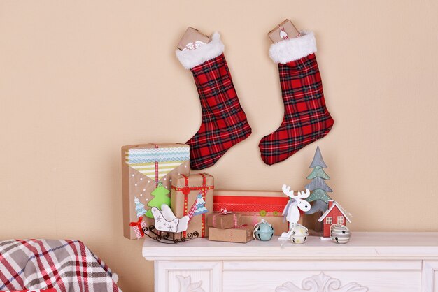 Cadeaux et décorations de Noël faits à la main sur la cheminée dans la chambre