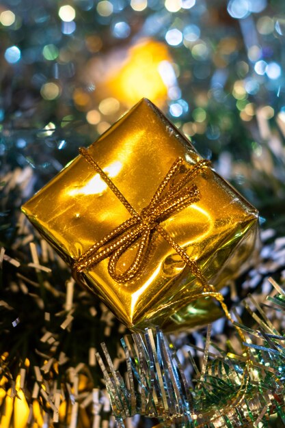 Cadeaux et décorations de Noël jaunes sur fond de Noël