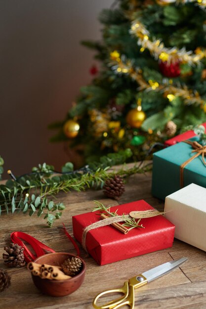 Des cadeaux décorés sur la table