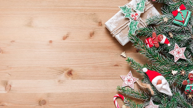 Cadeaux du nouvel an sur un fond en bois avec des branches de sapin et des décorations. espace de copie.