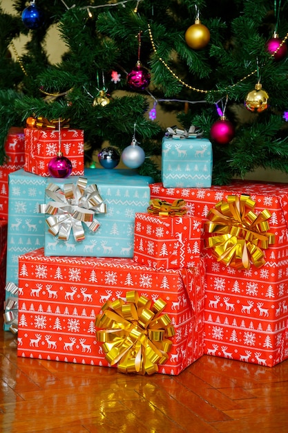 Cadeaux, emballages cadeaux, nœuds sur boîtes, boîtes de Noël