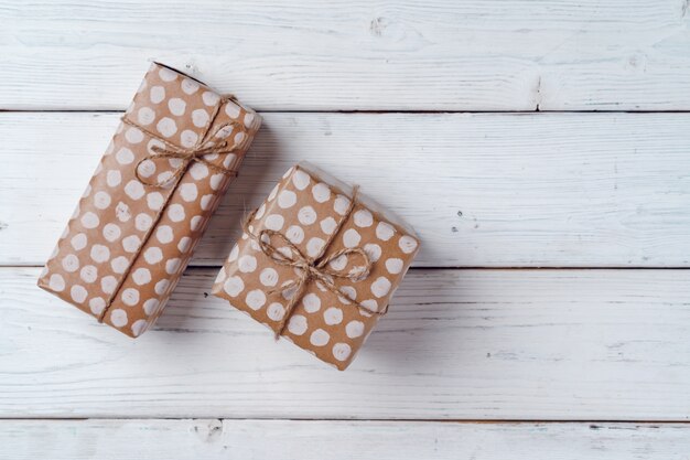 Cadeaux Emballés Sur Planche De Bois Blanc