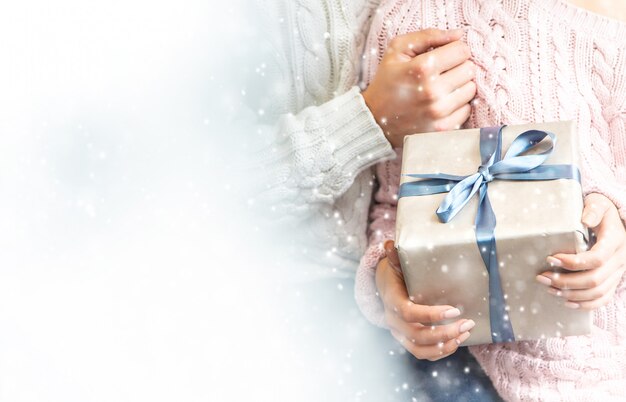 Cadeaux entre les mains d'un homme et d'une femme, mise au point sélective.