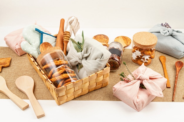 Cadeaux faits maison zéro déchet pour Noël et autres fêtes. Emballage rustique, réutilisable et écologique sans plastique