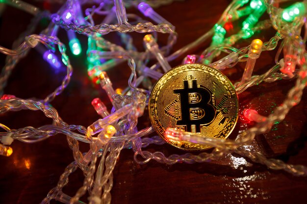 Cadeaux de guirlande de bitcoin de Noël et branches de sapin