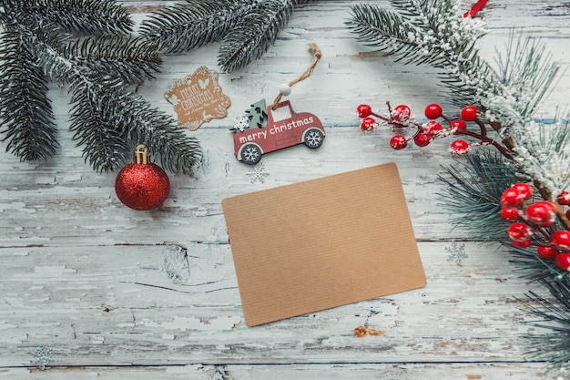 Cadeaux de jouets de Noël avec une carte d'artisanat pour insérer du texte sur un fond en bois