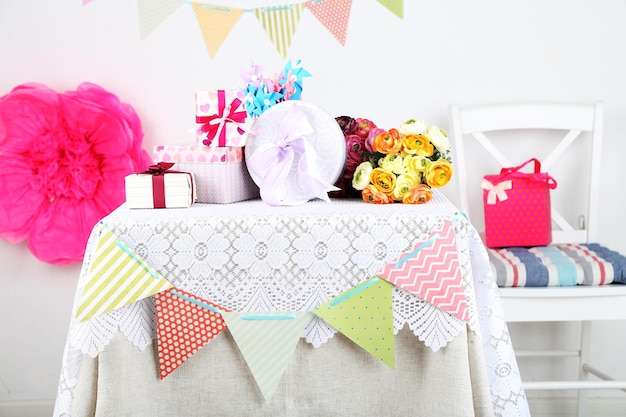 Cadeaux de mariage ou d'anniversaire sur table décorée, sur fond clair