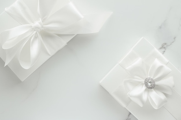 Photo cadeaux de mariage de luxe sur marbre