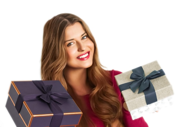Cadeaux de Noël d'anniversaire ou cadeau de vacances happy woman holding gift boxes isolé sur fond blanc