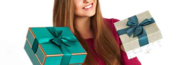 Cadeaux de Noël d'anniversaire ou cadeau de vacances happy woman holding gift boxes isolé sur fond blanc