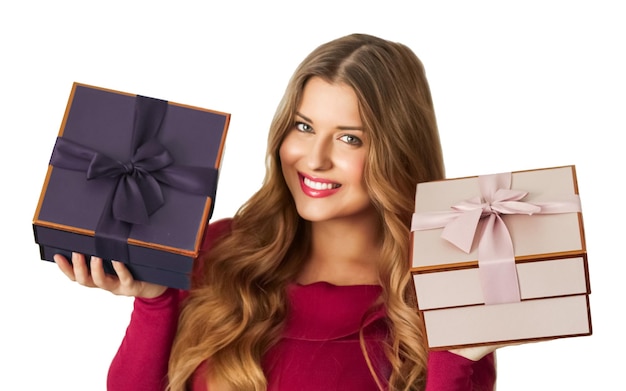 Cadeaux de Noël d'anniversaire ou cadeau de vacances happy woman holding gift boxes isolé sur fond blanc